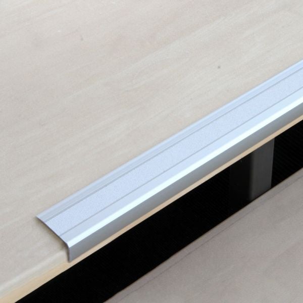 Mehlhose Antirutschtreppenkantenprofil Aluminium mit m2 Antirutschbelag, Easy Clean weiß 53x800x31mm, ATM3EF3